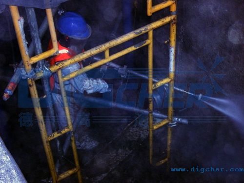 高壓水射流聚乙烯料倉清洗