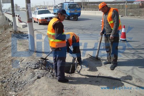 人工風(fēng)鎬破碎路面